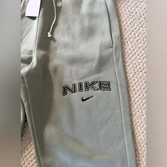 Nike Sportswear Phoenix Fleece Wide-Leg Logo Pants
Women’s M
NWT
Green - Picture 2 of 6